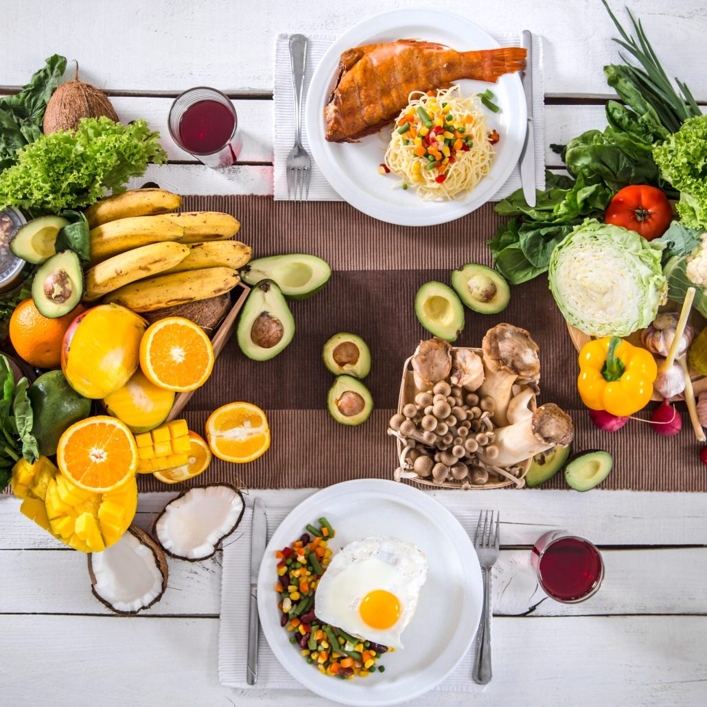 dietoterapia Lunch at a white wooden table with healthy organic food . The view from the top . The concept of healthy and home-cooked food
